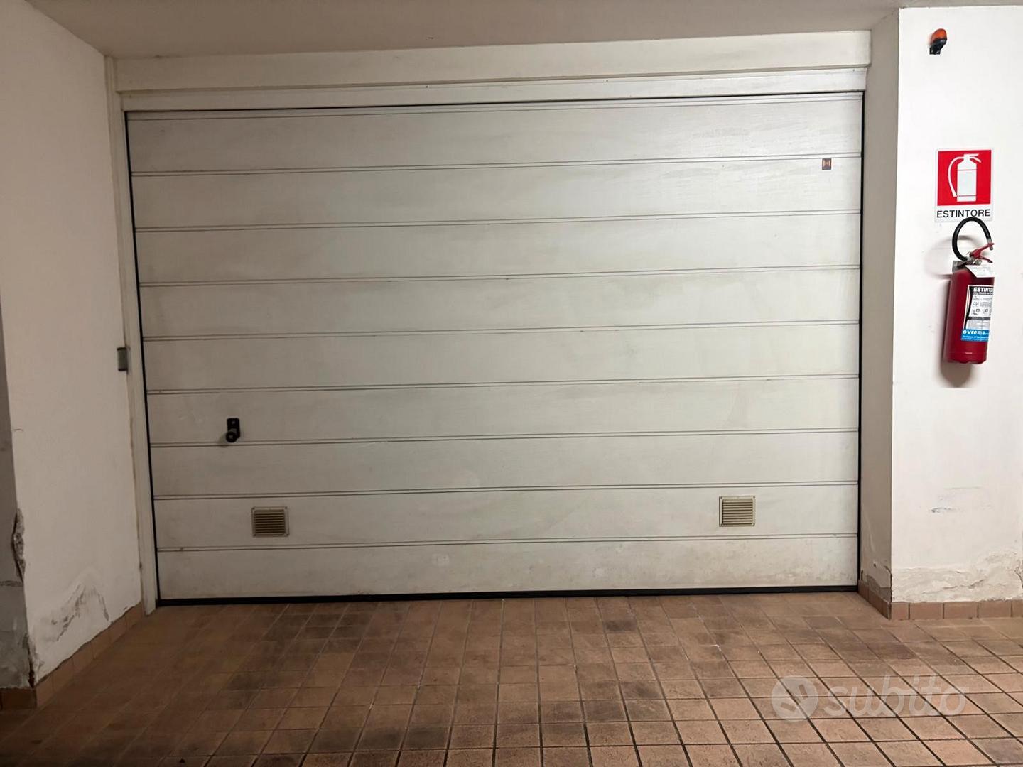 Garage di 21mq con porta basculante elettrica