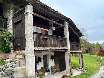 Rustico, terreno e bosco in posizione panoramica