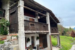 Rustico, terreno e bosco in posizione panoramica