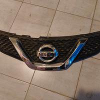 griglia anteriore Nissan Qashqai j11 con camera