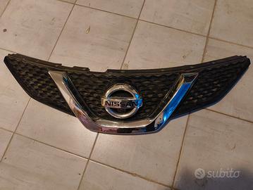 griglia anteriore Nissan Qashqai j11 con camera