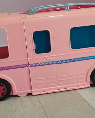 Camper Barbie più 12 Barbie e Ken