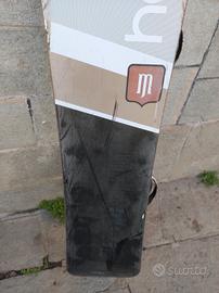 tavola da snowboard con attacchi