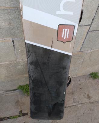 tavola da snowboard con attacchi