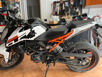 KTM 125 Duke motore nuovo qualche difetto estetico