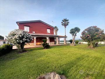 Ampia villa con deposito/dependance