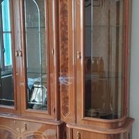 sala completa di sedie e tavolo ovale 