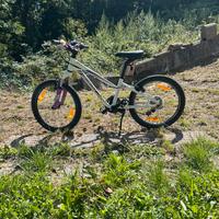 BICICLETTA SPECIALIZED HOTROCK 20 BIANCO/VIOLA