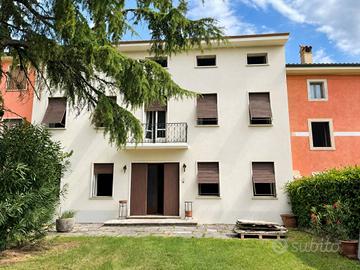 Casa indipendente di 460 m² con più di 5 locali e 