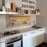 Cucina completa con piano di lavoro in quarzo