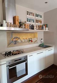 Cucina completa con piano di lavoro in quarzo