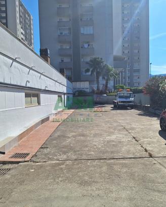 COSENZA - CAPANNONE CON AMPIO PIAZZALE IDEALE PER