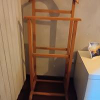 portaabiti in legno con rotelline