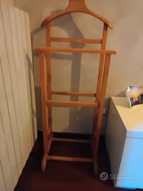 portaabiti in legno con rotelline