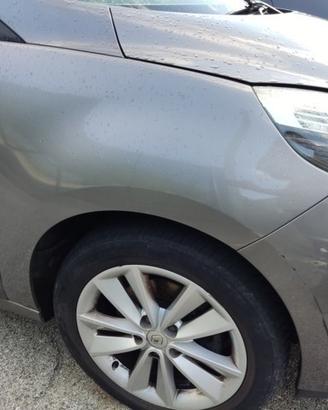 Parafango destro RENAULT SCENIC del 2010