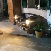 divanetto in cuoio marrone  con luci