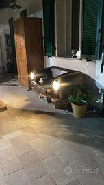 divanetto in cuoio marrone  con luci