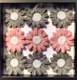 Quadro con margherite grigie e risa