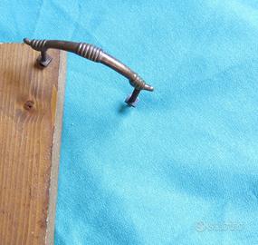 PICCOLA VECCHIA MANIGLIA IN OTTONE con viti in fer