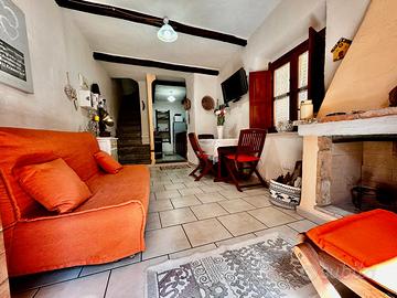 Semindipendente bilivelli con cortile