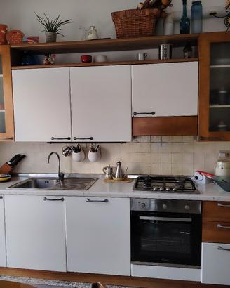 cucina completa con elettrodomestici 