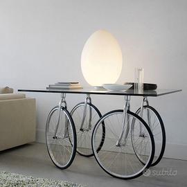tavolo di design con ruote di bicicletta