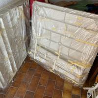 Due tavoli da esterno in plastica