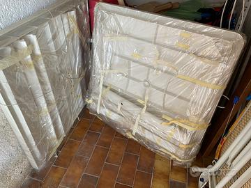 Due tavoli da esterno in plastica