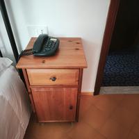 armadio sedia scrittoio e due comodini Leksvik