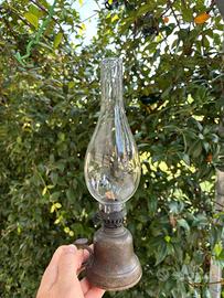 Lampada a petrolio antica in metallo con vetro