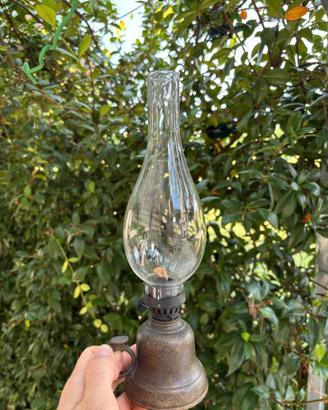 Lampada a petrolio antica in metallo con vetro