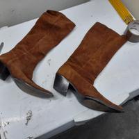 Eleganti stivali alti in camoscio marrone.