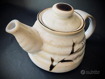 Teiera in stile giapponese con quattro tazzine