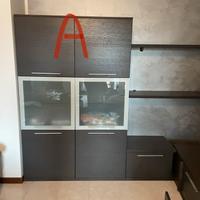 Mobile sala in legno sciro e ante in vetro