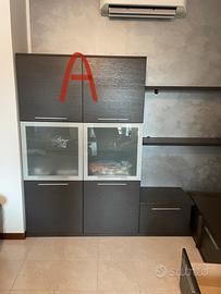 Mobile sala in legno sciro e ante in vetro