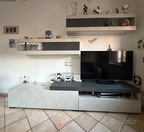 Parete attrezzata/soggiorno e tavolo