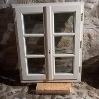 Finestra a 2 ante in legno.