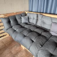 Divano con bancali e cuscini stile americano