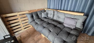 Divano con bancali e cuscini stile americano