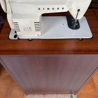 Macchina da cucire Singer con mobiletto