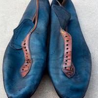 Antiche scarpe chiodate da atletica