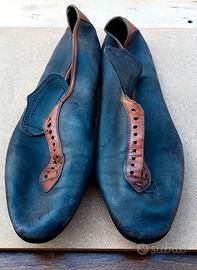 Antiche scarpe chiodate da atletica