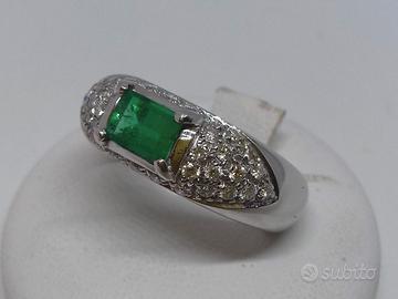 Anello in oro bianco con smeraldo e brillanti