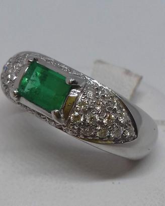 Anello in oro bianco con smeraldo e brillanti