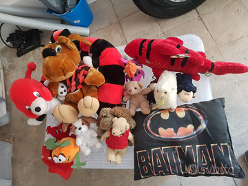Peluches vari, cuscino Batman e Porta peluches