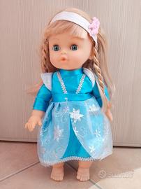 Bambola con vestito blu