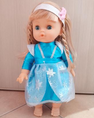 Bambola con vestito blu