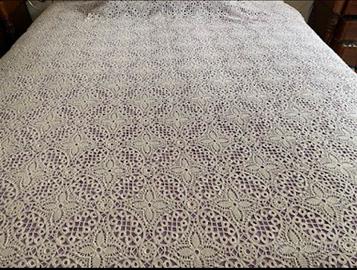 Coperta matrimoniale all’uncinetto colore ecru.