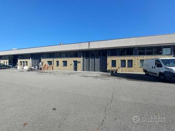 Immobile di 670 m² con 2 locali a Cantù