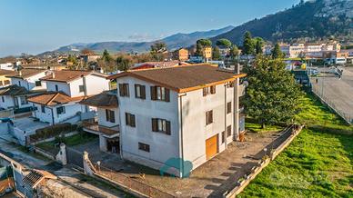 Villa unifamiliare divisa in due unita' abitative